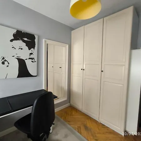 Bright With 3 Bedrooms, 2 Bathrooms And Wi-fi Апартаменти